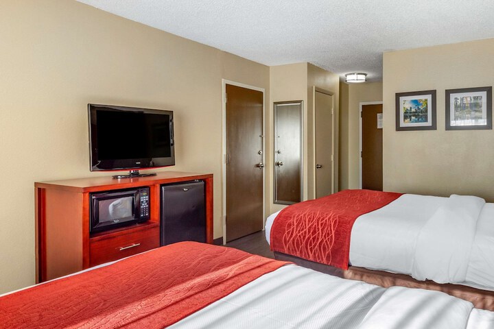 2 Queen Beds (6 of 7)
