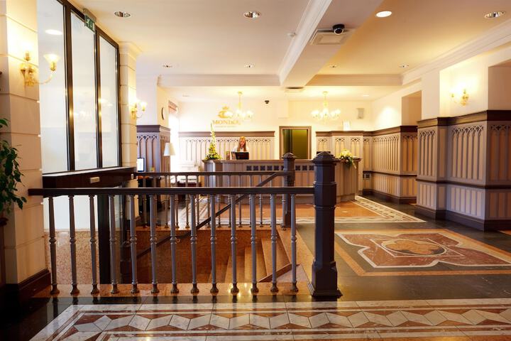 Entrance & Lobby
