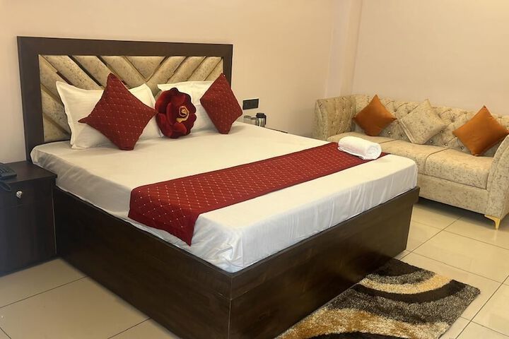 Room 2 of 8