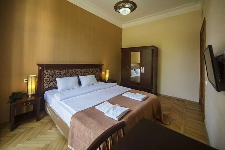 Room 4 of 43
