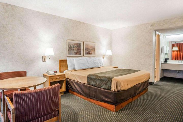 1 King Bed (7 of 8)
