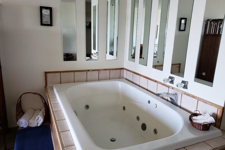 1 King Bed Beach Front Jetted Tub (16 of 40)