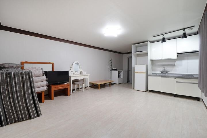 Room 6 of 100