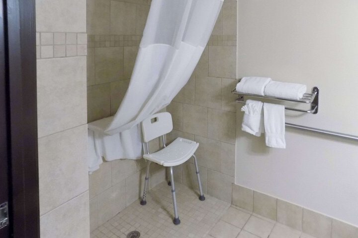 1 Queen Bed Efficiency (23 of 25)