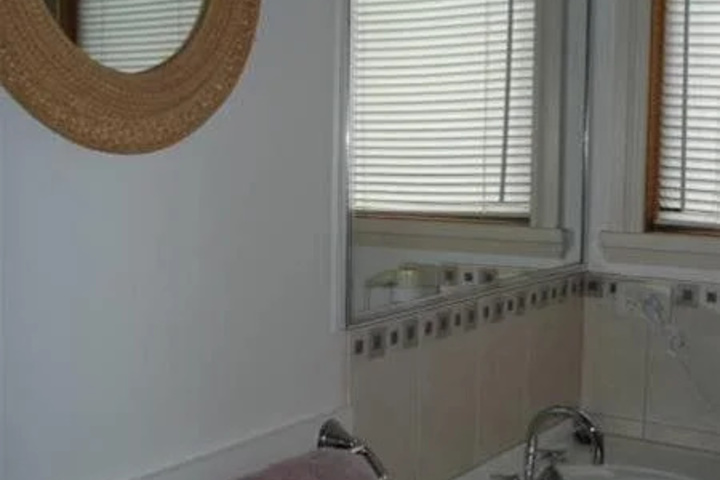 Room 6 of 12