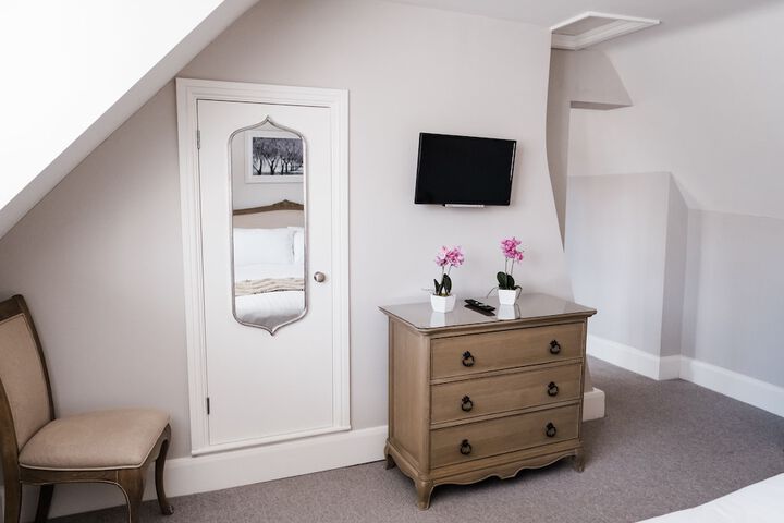 Room 2 of 115