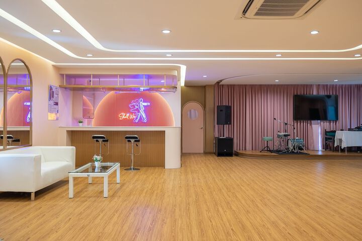 Ballroom/Hall 116 of 159