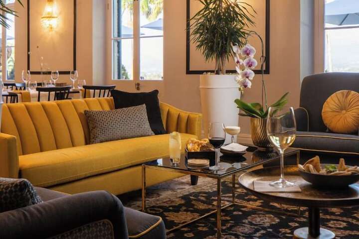 Lounge 51 of 69