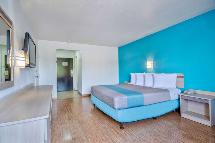 1 King Bed (6 of 6)