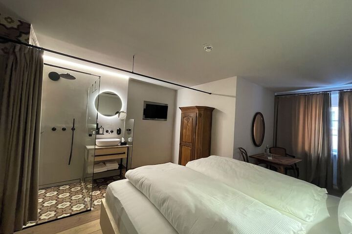 Room 35 of 142