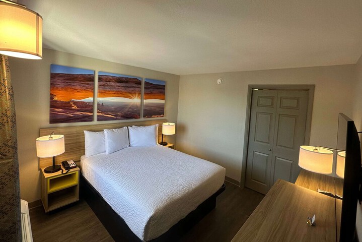 Room 6 of 28