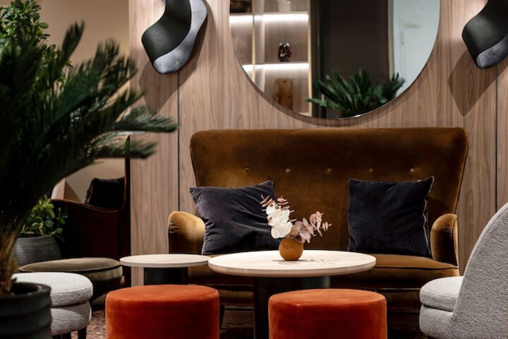Lounge 79 of 93