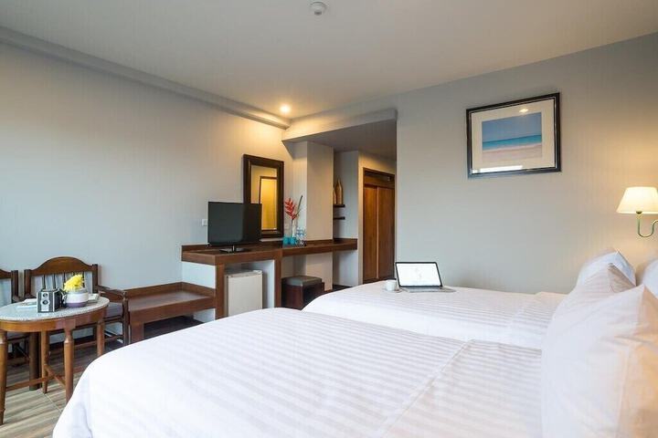 Room 4 of 77