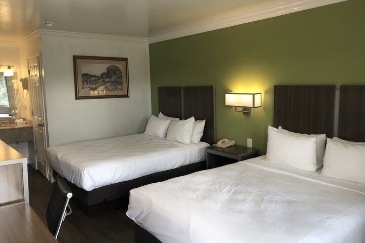 Deluxe Queen Bed (1 of 17)