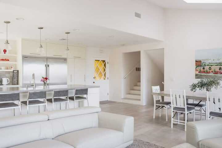 Spacious and Bright 5-bedroom Oasis Pool and Yard