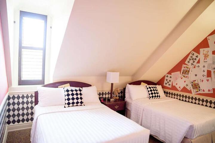 Suite 2 Queen Beds Sitting Area WiFi Coffee and Tea Maker Bathtub and Shower Continental Breakfast (21 of 29)