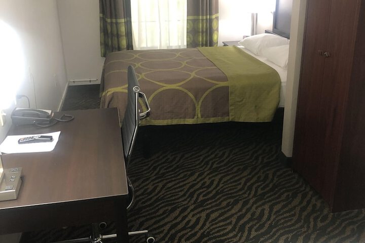 1 Queen Bed Cruise Room (8 of 12)