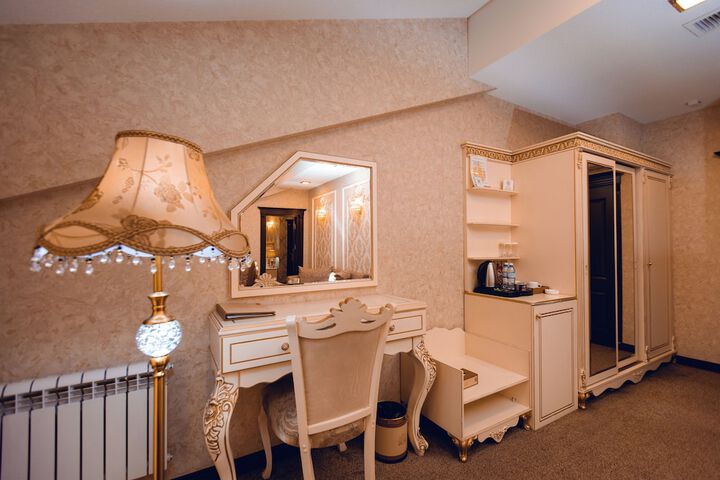 Room 8 of 30