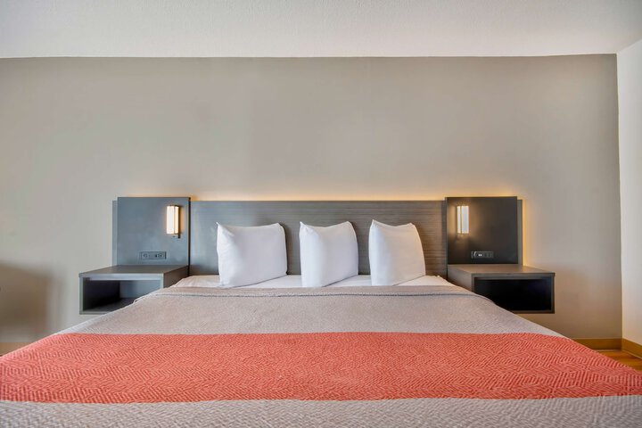 1 King Bed (11 of 15)