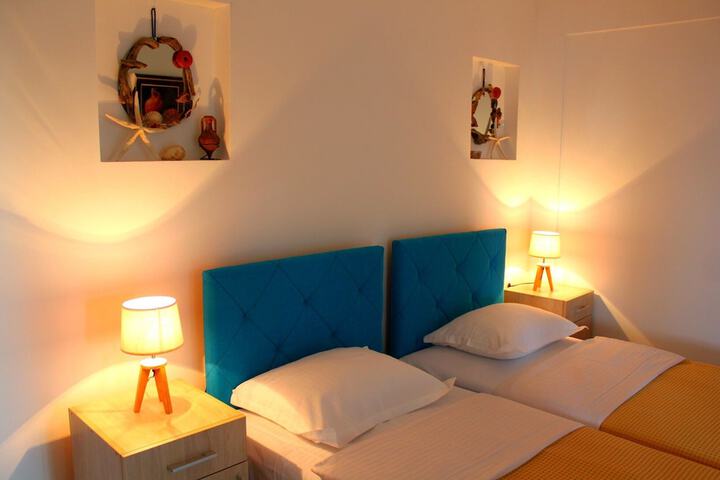 Room 13 of 100