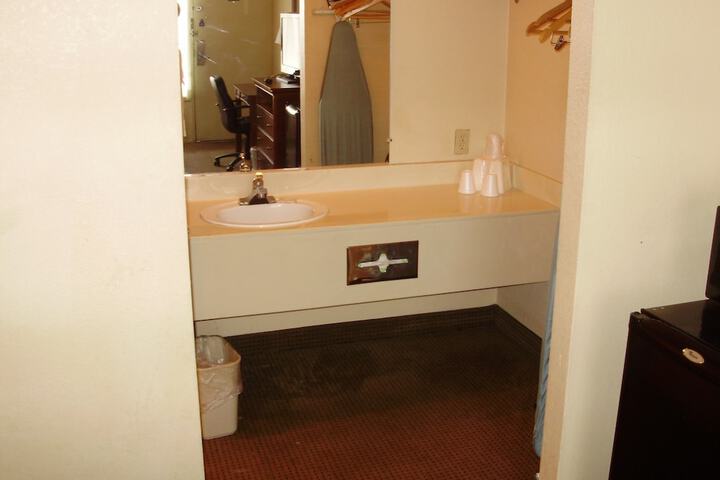 Bathroom sink