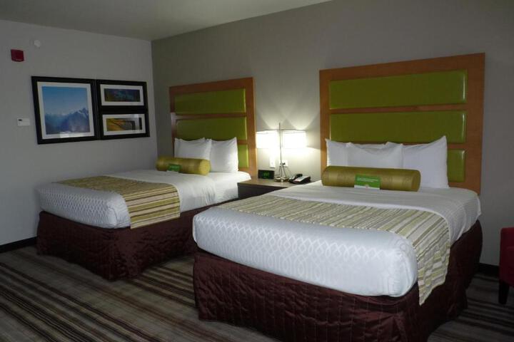2 Queen Beds (6 of 15)