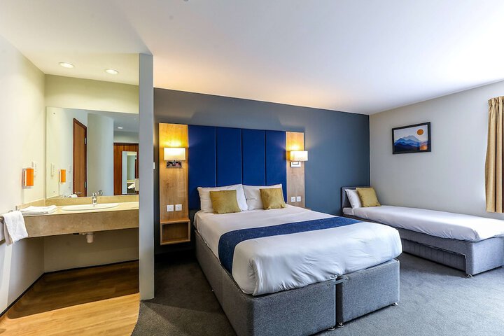 Room 3 of 6
