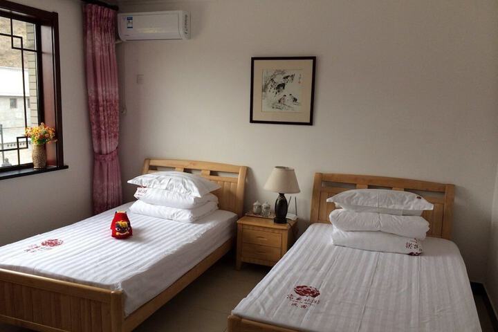 Room 8 of 9