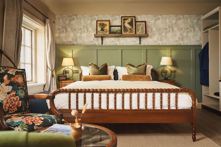 Room 4 of 76