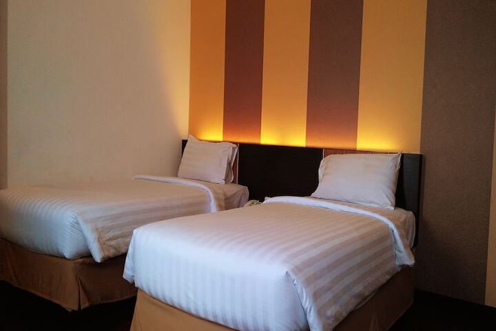 Room 7 of 32