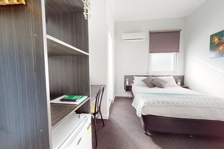 Room 4 of 16