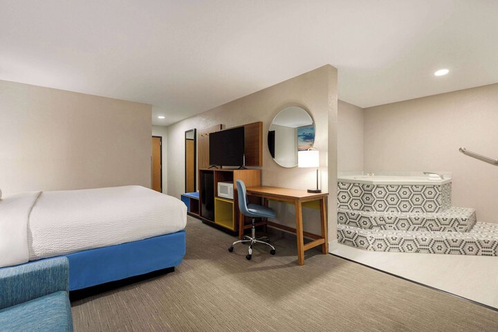 1 King Bed Mobility Accessible (4 of 14)