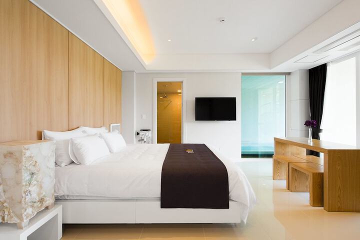 Room 8 of 75