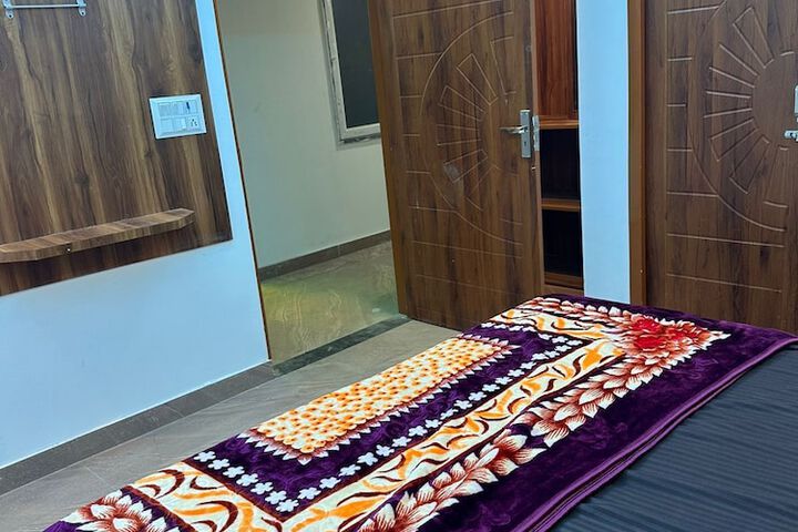 Room 4 of 13