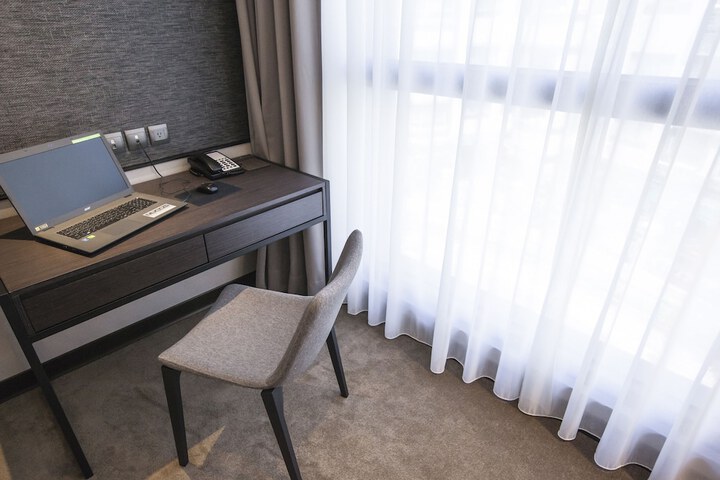 Room 32 of 65