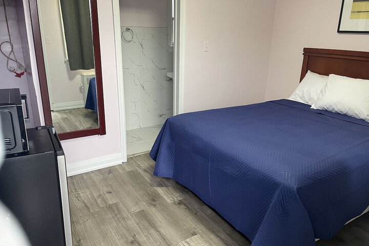 Room 4 of 8