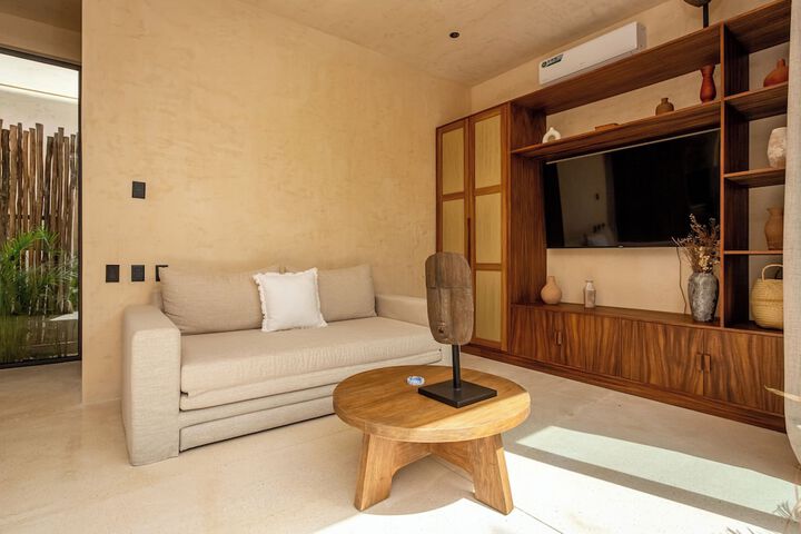 Room 44 of 740