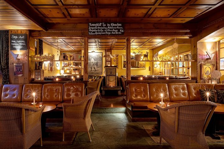 Lounge 83 of 97
