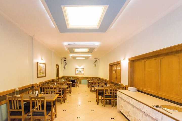 Dining 7 of 19