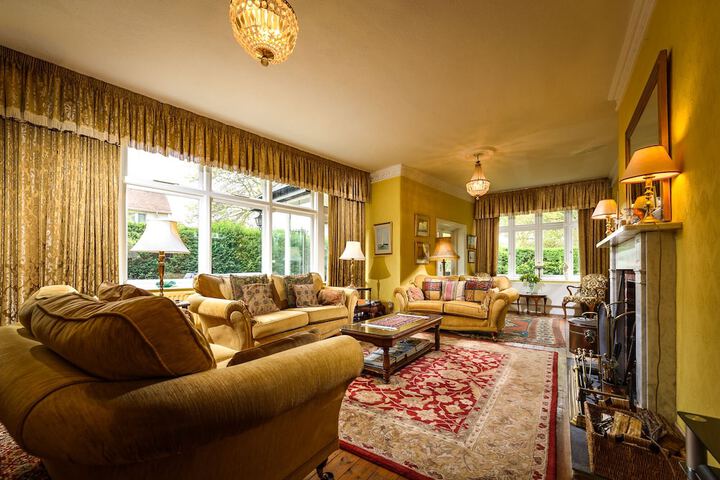 Lounge 15 of 18