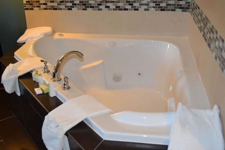 Deep soaking bathtub