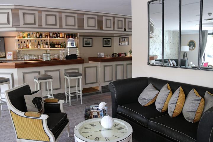 Lounge 30 of 44