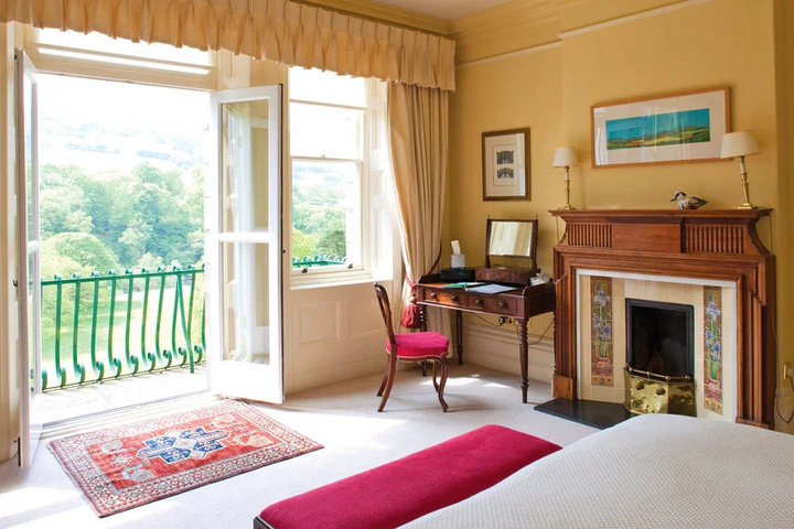 Room 4 of 40