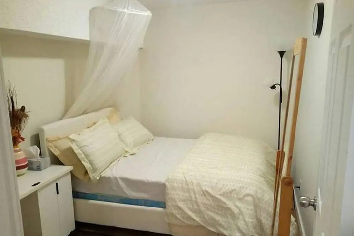 Beautiful Furnished Basement Suite in Airdrie