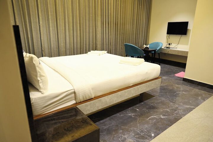 Room 5 of 13