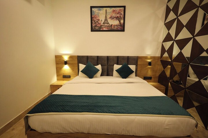 Room 3 of 8