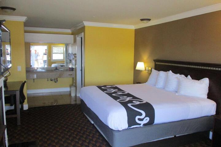 1 King Bed Flat Screen Television Desk High Speed Internet Accessible Microwave and Refrigerator, Coffee Maker Continental Breakfast (6 of 9)
