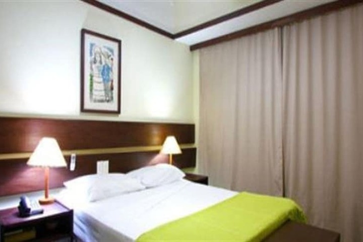 Room 4 of 33