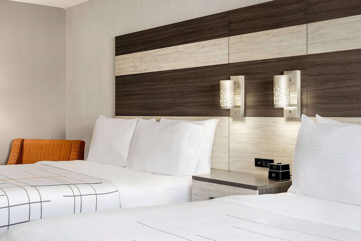 2 Queen Beds (3 of 5)