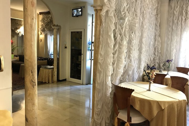 Hotel Interior 10 of 32